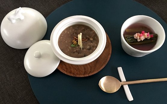 Neungi mushroom porridge and Spring flower Gimchi, uno dei piatti proposti in casa sua, una villa dove si celebra l'arte e la cucina, da Lee Jong Kuk, persona eclettica e chef finissimo
