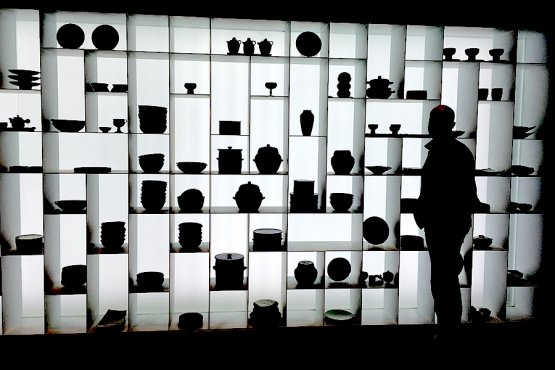 Un singolare ritratto controluce di Niko Romito nella sala delle ceramiche al Museo del kimschi a Seoul, struttura voluta dalla Korean Food Foundation