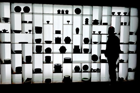 Un singolare ritratto controluce di Niko Romito nella sala delle ceramiche al Museo del kimschi a Seoul, struttura voluta dalla Korean Food Foundation
