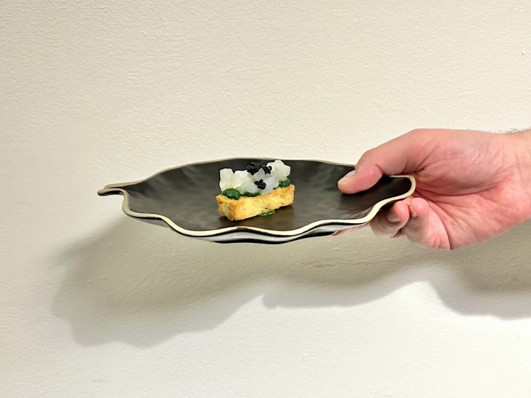 Seppia in cassetta: tartare di seppia, salsa verde su pane in cassetta integrale