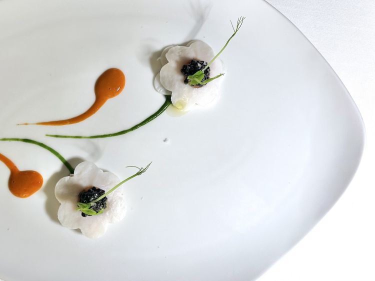 Seppia in fiore: seppia, tartare di gambero rosso di Mazara del Vallo, caviale, bisque di crostacei e cristalli sale di Petralia