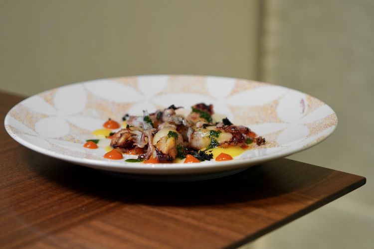 Seppia scarpetta del mercato di Chioggia, salsa di provola, datterini rossi e gialli. Le seppie scarpetta sono cotte al Josper