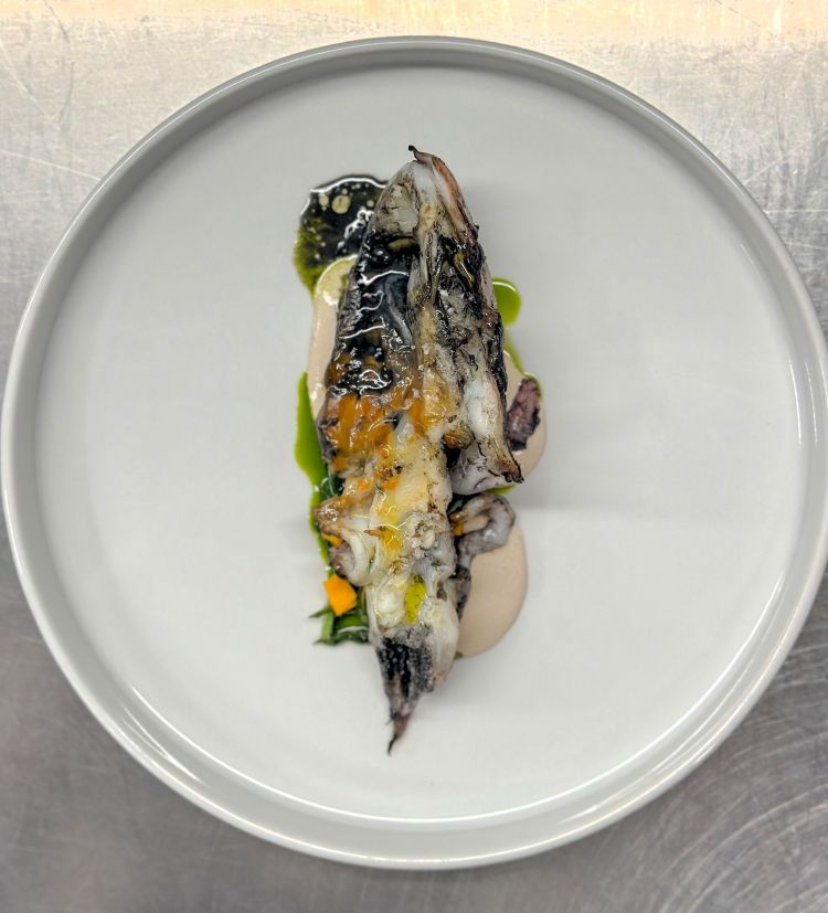 Seppia sporca, noci, zucca fermentata, cicoria di mare: un piatto dedicato da Daniel Tortella al nonno pescatore