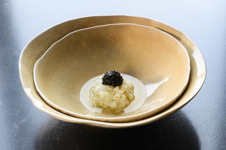 Seppie, midollo e caviale: seppie, sedano rapa, olio ai semi di coriandolo, midollo chiarificato e caviale
