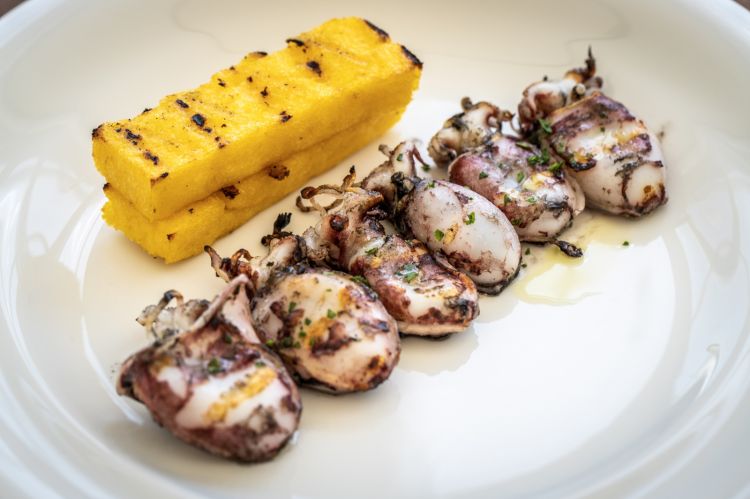 Seppioline alla griglia con polenta