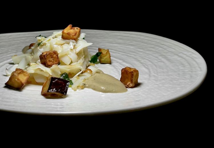 Seppioline di Trebisacce, dadolata di melanzana fritta, crema di melanzana affumicata e basilico fritto