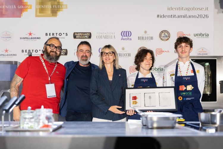 Serena Sebastiani, chef di Borgo Santa Cecilia a Gubbio, mostra orgogliosa la targa per la sua partecipazione a Identità Umbria dove ha presentato una ricetta a base di Farro spezzato di Monteleone, pera di San Pietro, fico bianchello in conserva e zafferano