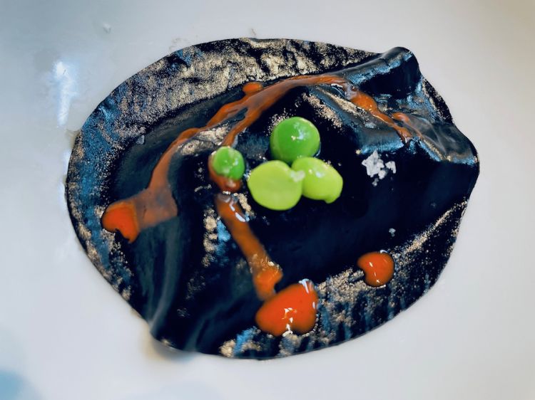 Il nuovo menù degustazione del Seta si apre con la Gelatina di sarde arrosto, alga kombu, calamaro, lupini, granita alla mela verde e caviale, chef Antonio Guida
