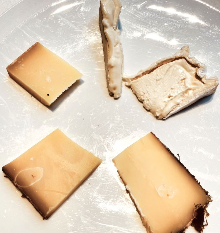 La magia a tutto formaggio del Seta a Milano: dal primo in alto, in senso orario: Reblochon, Brillat Savarin, Bagoss, Acht Blumen e Comté
