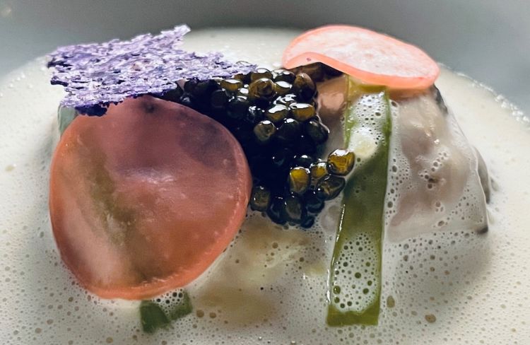 Ostriche Gillardeau, cotte rapidamente a vapore e servite su patate ratte, peperoni friggitelli ad addolcire, caviale e salsa allo champagne
