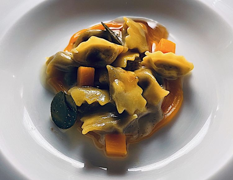 Ravioli di pasta fresca con un farcia di anatra arrosto, zucca e royale di capperi
