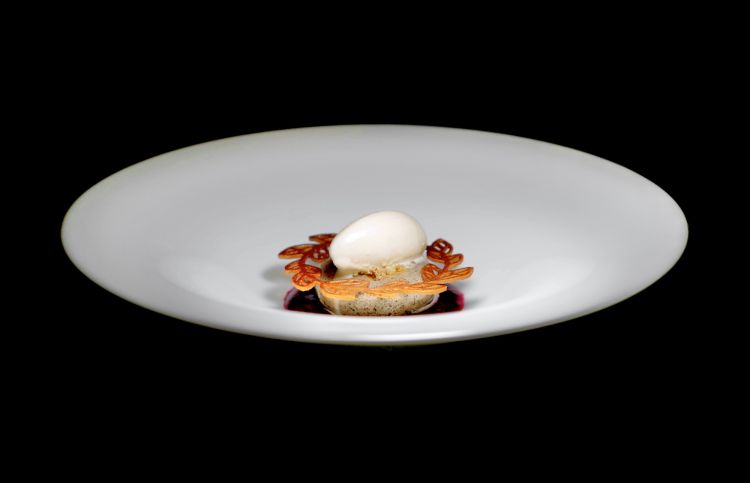 Sfera glassata nel cioccolato bianco ripiena di acqua di susine, bisquit al grano saraceno, mirtilli, frizzi pazzi, cremoso alla verbena