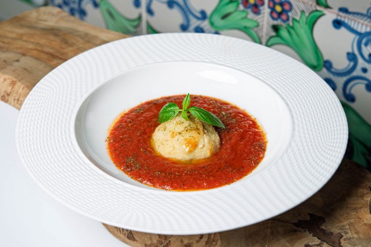 Sfere di gnocchi di patate del Matese ripiene di melanzane e provola affumicata con salsa di pomodoro