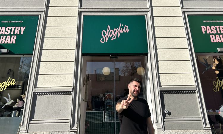 Il pasticciere Tommaso Foglia davanti alle vetrin