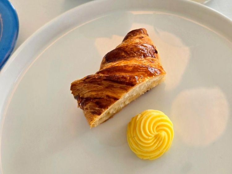 Mini croissant con burro di bufala e crema calda di limone