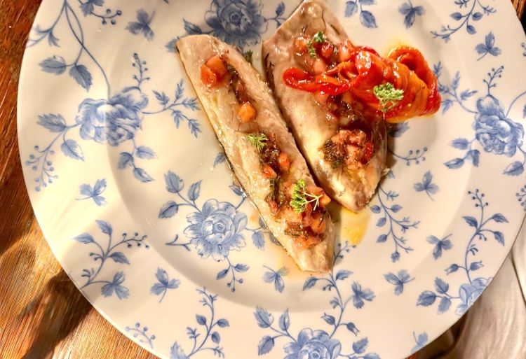Sgombro scottato con salsa chimichurri di fragole e mentuccia e peperoni cunzati