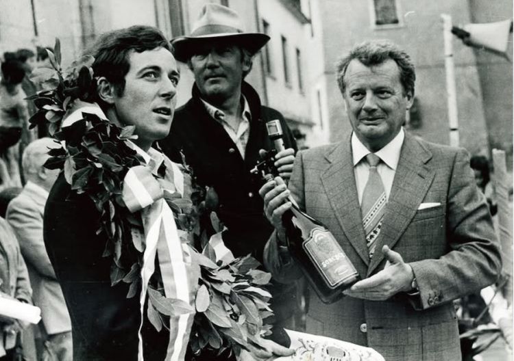 L'omaggio di Sgreben, nella primavera del 1974, a Gustav Thöni e Rolly Marchi da parte della Cantina di Aldeno rappresentata dall'allora suo presidente Saverio Gottardi