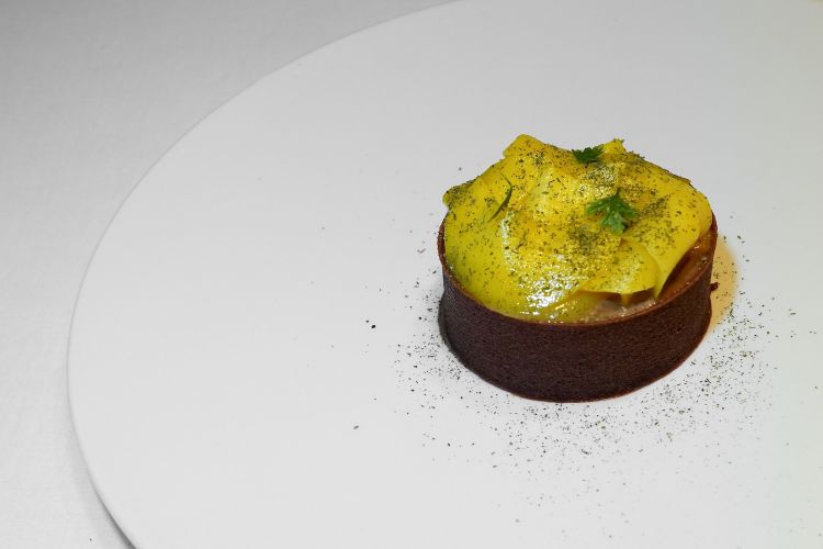 Tre zero quattro, "per gli amanti del cioccolato e gli estimatori". Ossia biscotto al 304 Noalya, namelaka, coulis di mango, mango candito
