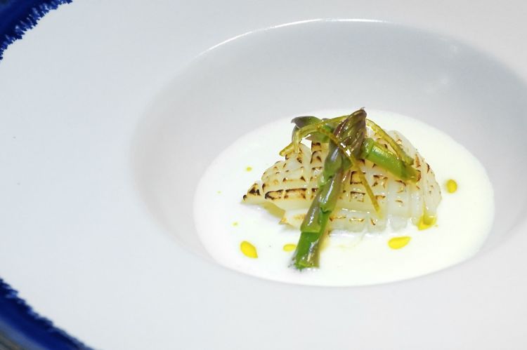 Tramonto al mare: seppia piastrata, crema di ricotta fresca al verdello, salsa al nero e insalatina di asparagi
