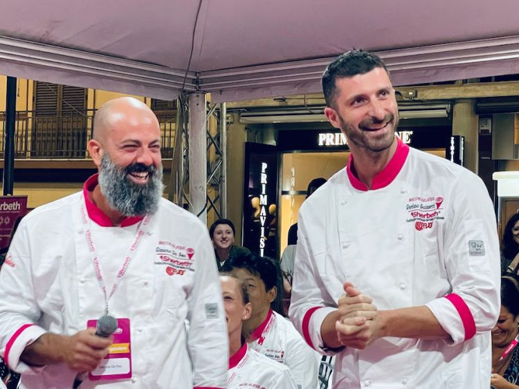 I volti sorridenti di Simone De Feo, gelatiere a Reggio Emilia con Capolinea, e Stefano Guizzetti, di Ciacco a Milano e a Parma, fuoriclasse in gara in totale relax, per divertirsi. Il loro gusto? Zabaione
