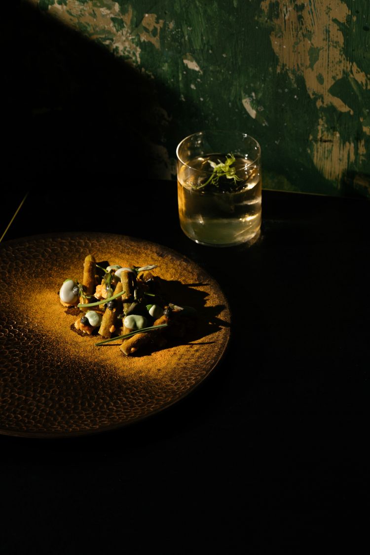 Shiraee - asparagi, miso, tofu, maionese al sesamo nero tostato, polvere di carote e aji amarillo - in abbinamento al drink El Pepe con Altos Tequila, sherry cream, verbena, pepe rosa, latte di capra, Azotea bitters