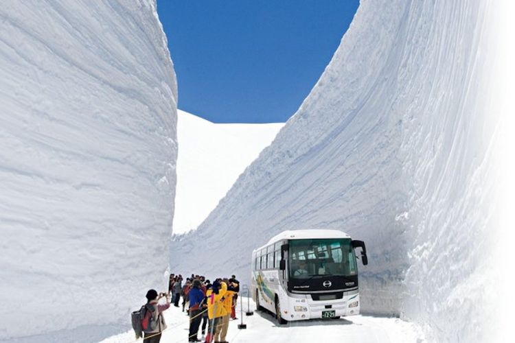 L'area di Shiraiwa, nella prefettura di Toyama, è uno dei luoghi dove in Giappone nevica di più, pareti ai lati delle strade in quota alte fino a venti metri
