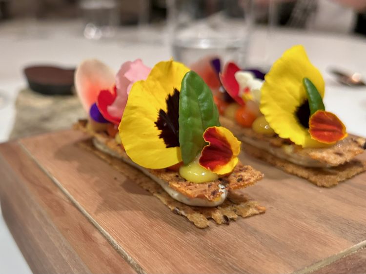 Vegetable shortbread, herbaceous and iodized cream, organic flowers