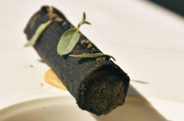Sigaro fumé: pâté di olive nere, melanzana, friggitelli e basilico Thai