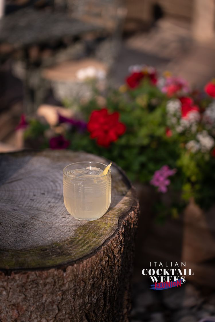 Andrea Dipino si è ispirato alla sua terra con la Trilogia del Sud – Amalfi in tre atti ovvero tre drink che raccontano il Sud come mito, sapore e visione. Ogni cocktail è un frammento di Amalfi: il mare, la terra, la luce... Come Scirocco, sour agrumato, salino e aromatico con No.3 London Dry Gin, Baldoria Vermouth Dry umami, Prime Uve Nere Distilleria Bonaventura Maschio, succo di limone e zucchero liquido