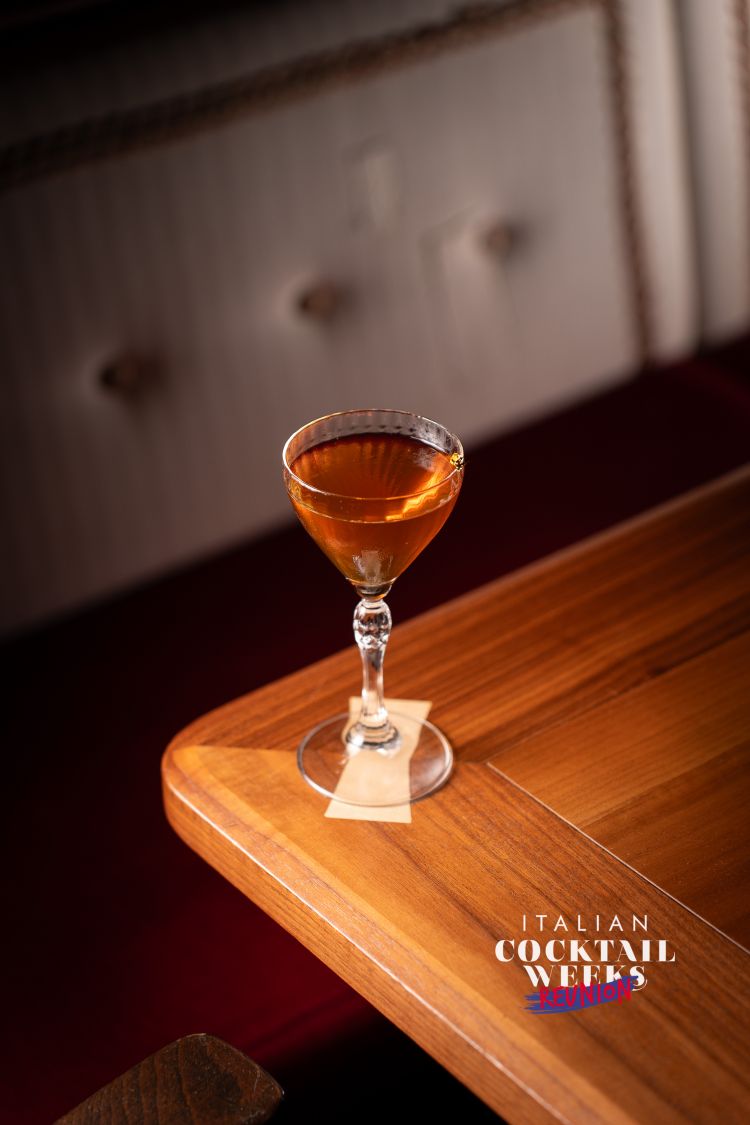 Antonio Ferrara accoglie gli ospiti con una drinklist dal titolo evocativo L'eleganza italiana in viaggio, ovvero un tributo all'eleganza dei bar d'hotel nelle Italian Cocktail Weeks. Ogni cocktail rappresenta un territorio, una tradizione ma soprattutto un'emozione. Come Rinascimento, un Negroni dai sentori speziati rinascimentali a base di Rum Santa Teresa 1796, Amaro Bonaventura Erbe e Fiori Distilleria Bonaventura Maschio, sciroppo miele di castagno e rosmarino e bitter arancia