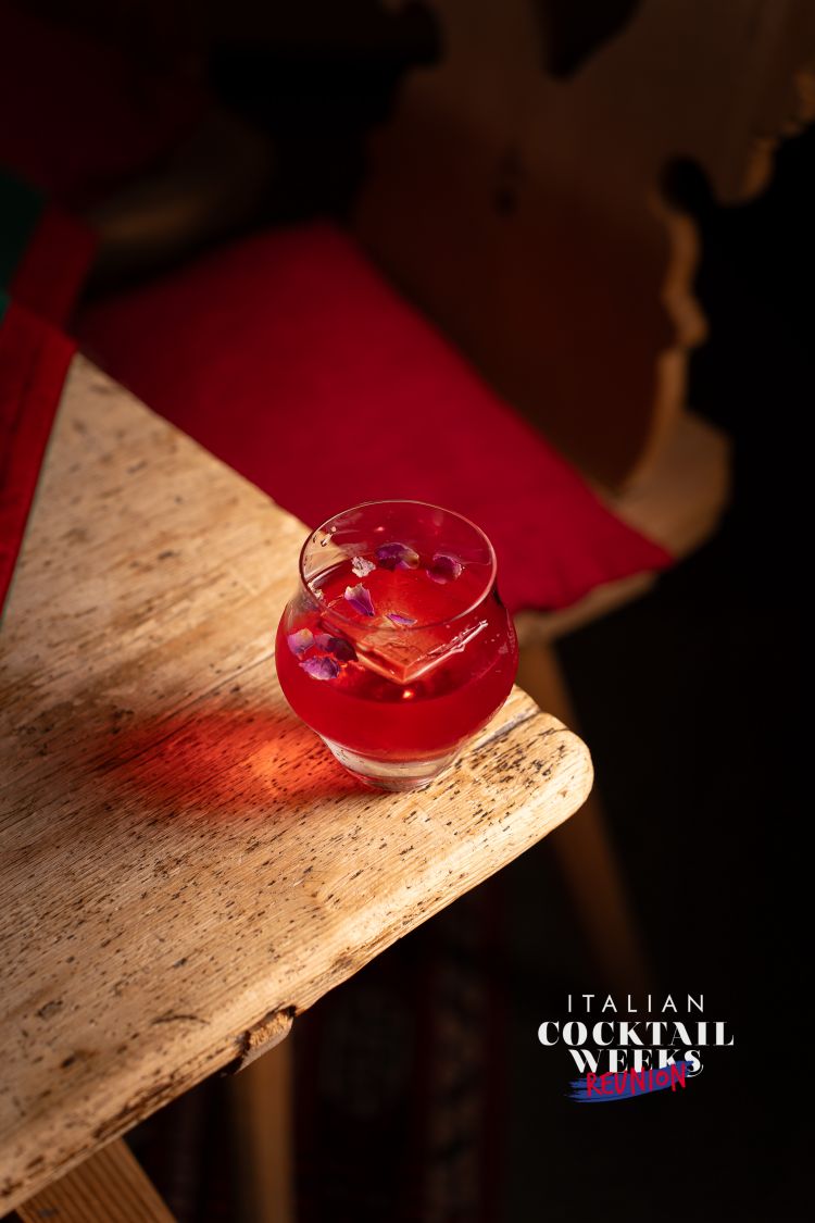 La drinklist firmata da Antonio Virili, intitolata Il Bel Paese, racconta l'incontro tra città ricche di arte e storia, colori e sapori da rivivere in cocktail come La Primavera, un Negroni amaricante floreale e frizzante con No.3 London Dry Gin infuso alle rose, Bitter Maschio Distilleria Bonaventura Maschio, Baldoria Vermouth Dry e Baldoria Vermouth Rosso