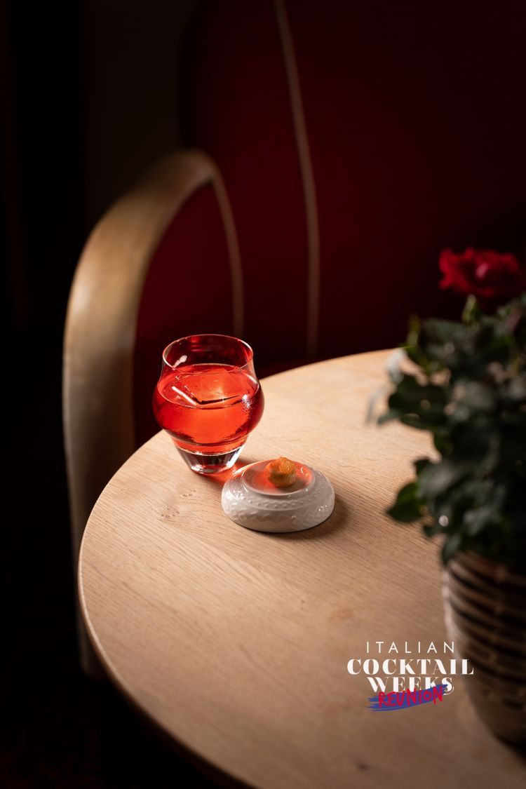 Edoardo Sandri celebra la Firenze nota e non, un viaggio tra le zone della città che ha visto la nascita della prima cocktail week italiana. Via Ghibellina, in particolare, è un Negroni morbido e sperimentale accompagnato con un tarallo e un gel di pesca e a base di Altamura Distilleries Vodka ridistillata alla pesca bianca, Bitter Maschio Distilleria Bonaventura Maschio e Baldoria Vermouth Rosè