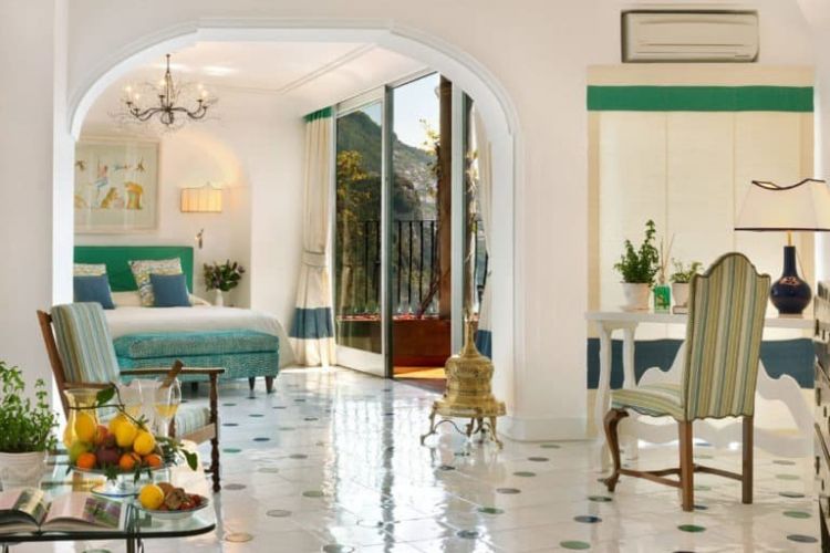 Una delle Signature Room, progettate da Fausta Gaetani, offrono bagni spaziosi, dettagli esclusivi e una splendida vista sul Mediterraneo