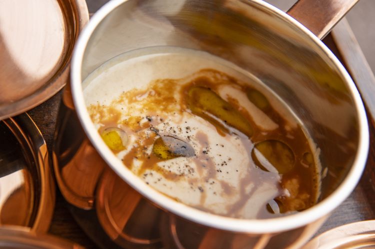 Bagnacauda con ricci di mare crudi
