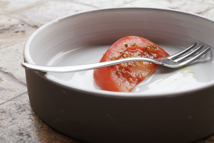 S'inizia con la semplicità del prodotto: Pomodoro, olio evo ed erbe aromatiche
