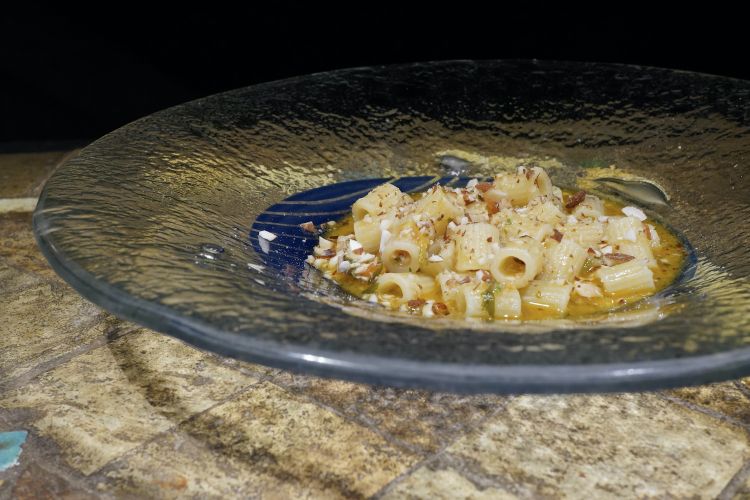 Eccellente questa Pasta in brodo di pesce, ragù piccante di pesce, pomodoro, mandorle ed erbe aromatiche
