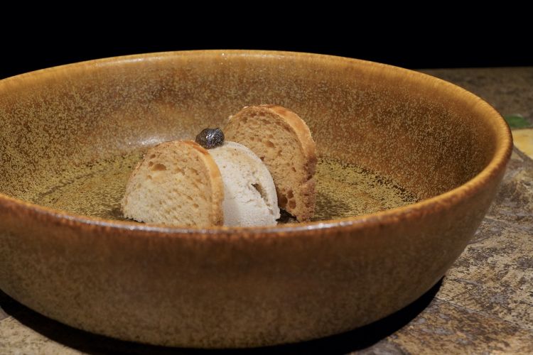 Un classico di Martina Caruso, straordinario: Gelato al cappero, polvere di cappero, capperi canditi e pane semidolce
