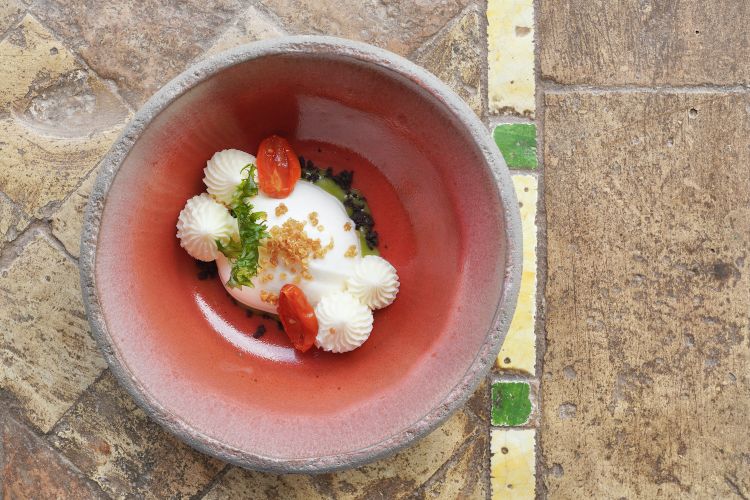 Gelato di caprino girgentano, scarola, pomodoro confit, mousse di cioccolato bianco e quinoa soffiata
