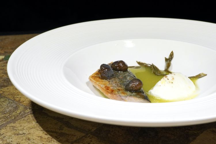 Sgombro confit, zuppa di olive verdi, bufala e capperi canditi
