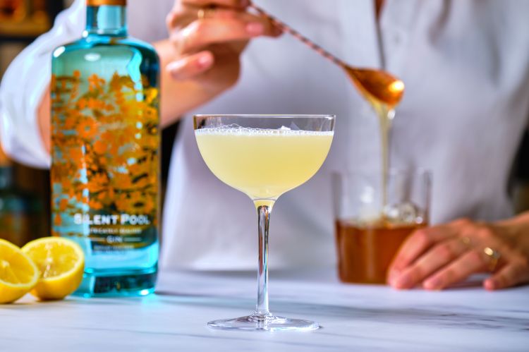 The Bee's Knee, il drink a base di Silent Pool Gin con le sue 24 botaniche lavorate separatamente a cui poi vengono aggiunte altre tre botaniche – bergamotto, pera fresca, miele– direttamente prima di iniziare il processo di distillazione.