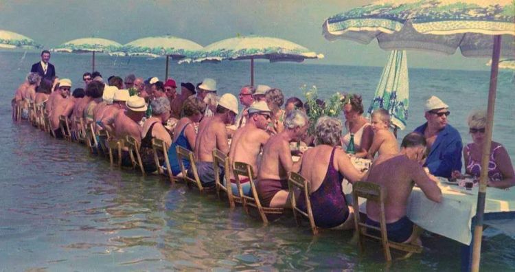 Pranzo sul mare (anzi, nel mare) nell'Italia d