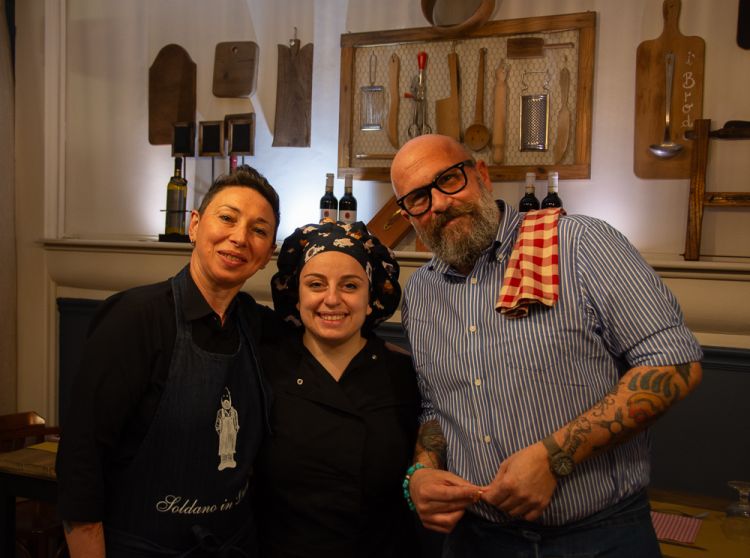 Marco James Bechini, proprietario del ristorante Soldano in Duomo, con, da sinistra, la moglie Silvia e la chef Viola Degli Innocenti
