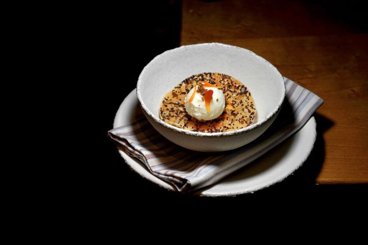 Albicocca macerata al Sauternes e poi in composta, parfait al lievito croccante di pane ai cereali tostati, gelato al fior di latte del mattino
