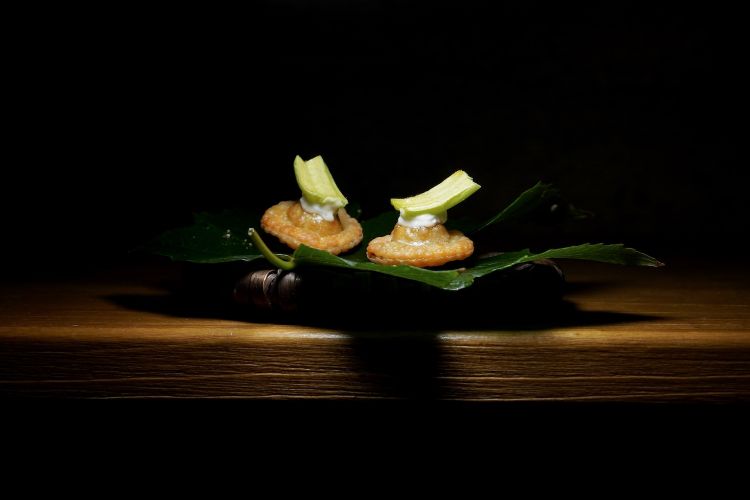 Altro appetizer: Tutres farcite di pancia di agnello croccante, funghi sottaceto e fiori di zucca
