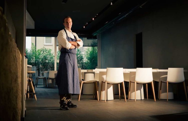 Simone Padoan, sua la rivoluzione della pizza gourmet ai Tigli a San Bonifacio vicino Verona, una delle pochissime pizzerie inserite nell’edizione 2019. Ironia della sorte, la stella ha premiato, per la prima volta e con merito, il vicino di casa di Padoan, Matteo Grandi e il suo Degusto Cuisine. Per un pizzaiolo basta e avanza essere citati, questo il messaggio della Michelin