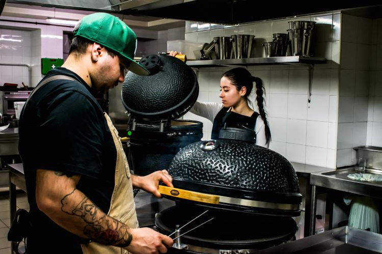 Simone Saraceni e la sua compagna, in cucina e nel