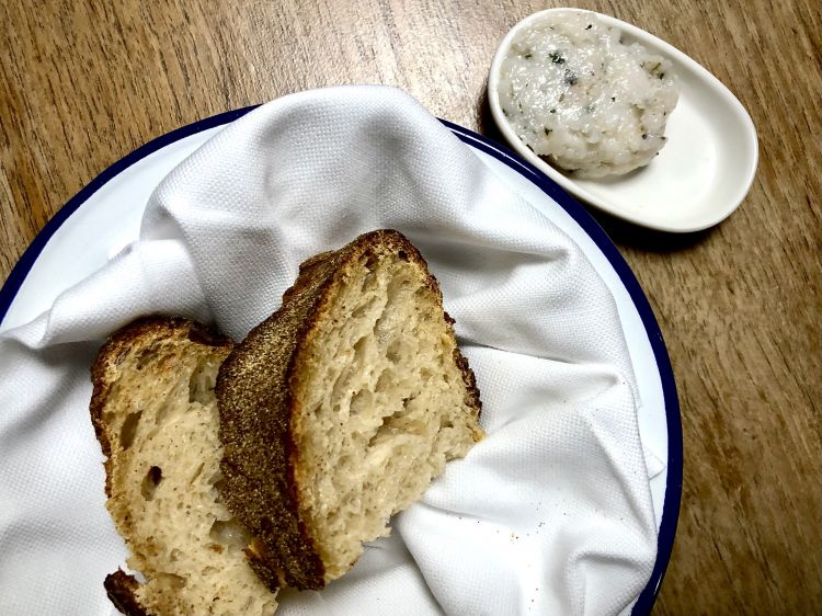 Pane della casa con lardo battuto e mentuccia (che si scioglie sul pane, una massa grassa che non unge e rinfresca con la menta)
