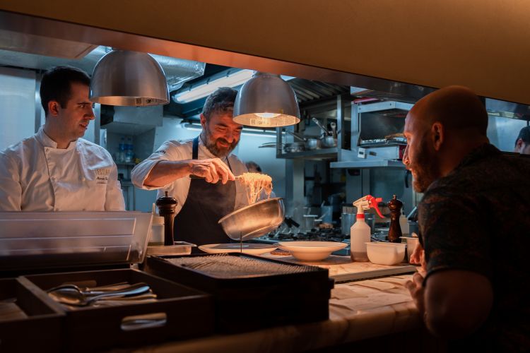 Da sinistra Marco Xodo e poi Federico Sisti, chef del ristorante Frangente a Milano, nel corso di una delle due serate speciali Friends from Milan

 

(photo credits @happyquince)
