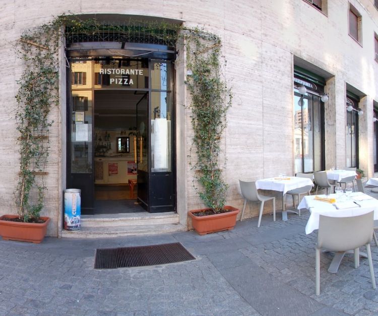 L'ingresso dello Smeraldino in corso Garibaldi a Milano, un ristorante modaiolo chiuso da alcuni anni
