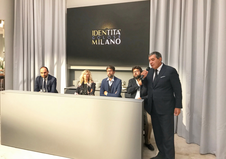 La presentazione: da destra Claudio Ceroni, fondatore con Paolo Marchi di Identità Golose, il giornalista Luca Iaccarino che ha condotto la conferenza, l'Assessore al Turismo del Comune di Alba Fabio Tripaldi, la Presidentessa dell'Ente Fiera Liliana Allena, il General Manager dell’Ente Turismo Alba Bra Langhe Roero Mauro Carbone